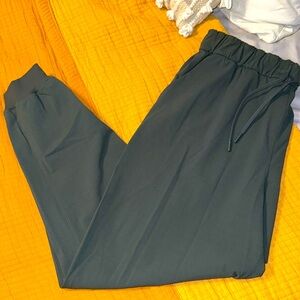 Lululemon women’s joggers 14